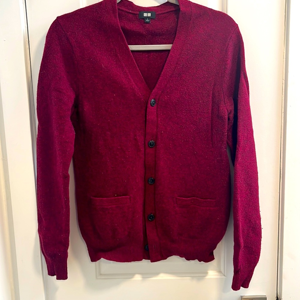 100% wool Maroon Uniqlo sweater size small